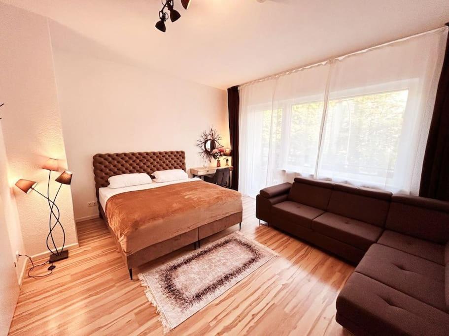 Duplex Ullstein- 4 Bedrooms, 2 Bathrooms, Living Room, 2 Parking Spaces, Boxspringbeds, Family & Business Apartment! Apartment
