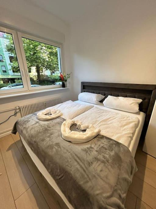 Duplex Ullstein- 4 Bedrooms, 2 Bathrooms, Living Room, 2 Parking Spaces, Boxspringbeds, Family & Business Apartment! Apartment