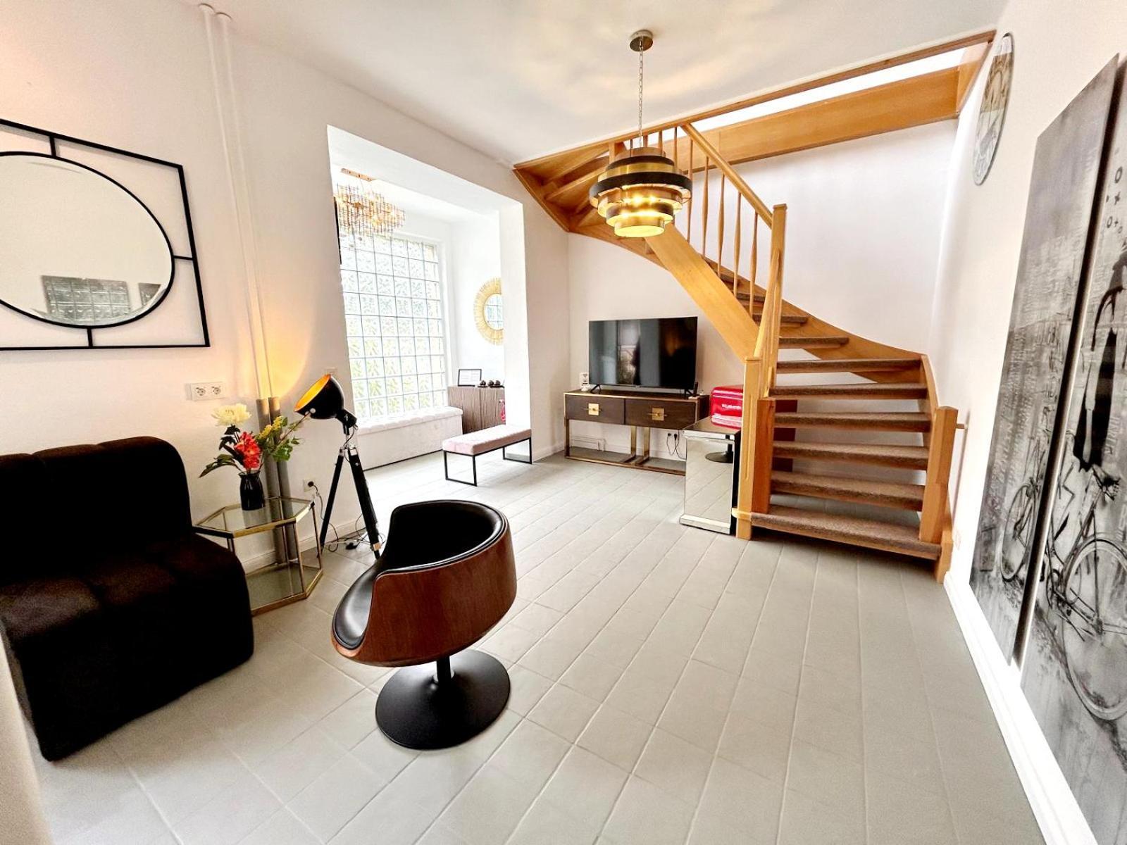 Duplex Ullstein- 4 Bedrooms, 2 Bathrooms, Living Room, 2 Parking Spaces, Boxspringbeds, Family & Business Apartment! Apartment