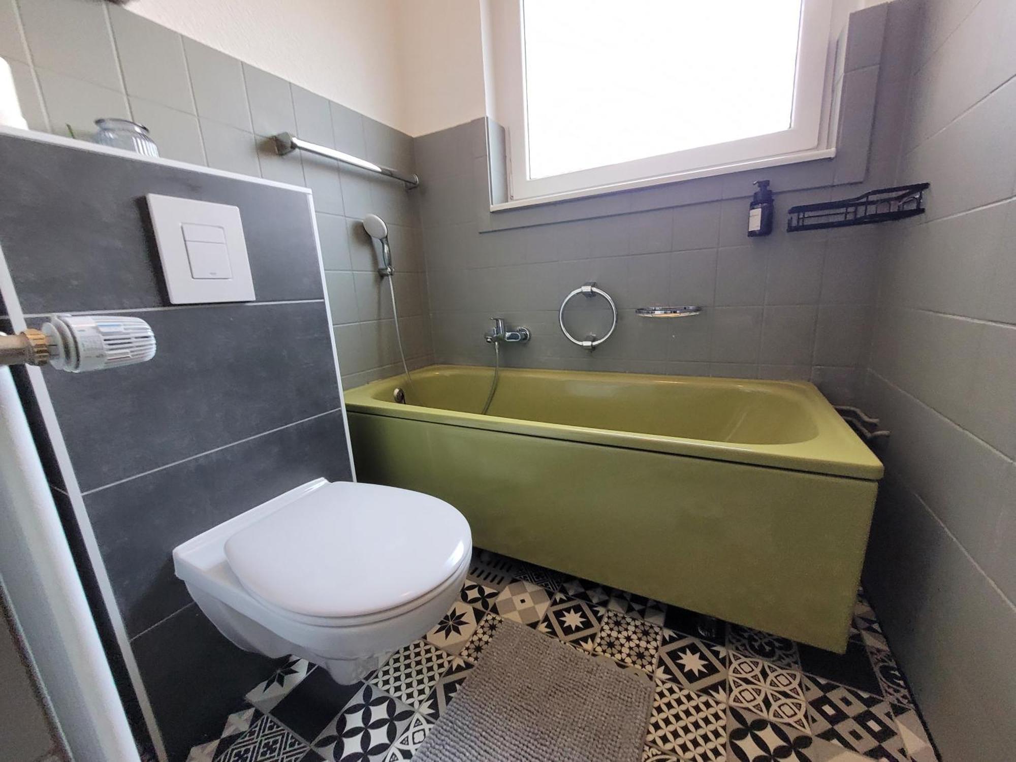 Duplex Ullstein- 4 Bedrooms, 2 Bathrooms, Living Room, 2 Parking Spaces, Boxspringbeds, Family & Business Apartment! Apartment